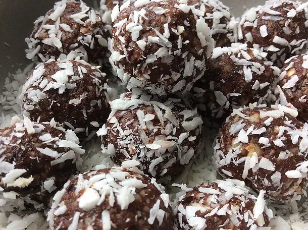 Energy balls with coconut and guarana